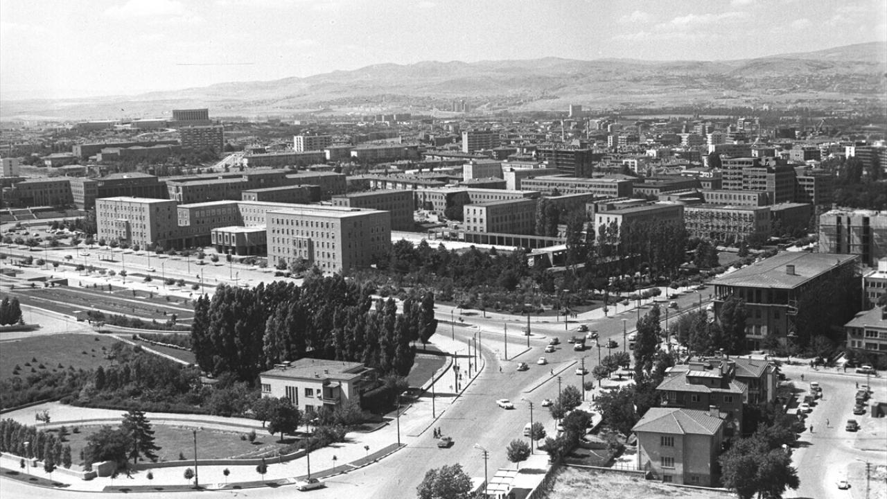 1970 yılında Büyük Ankara Oteli`nden Kızılay yönüne genel görünüm. (Arşiv)