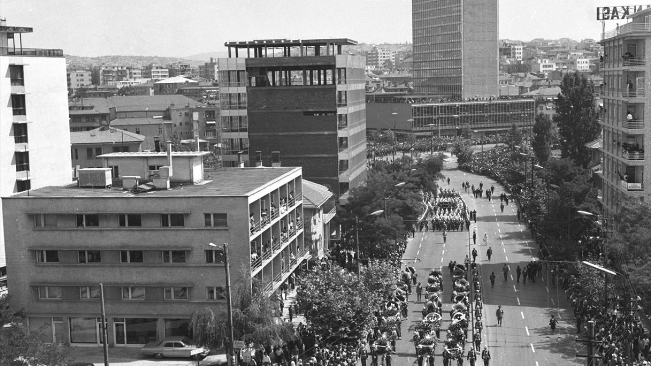 18 Eylül 1966`da Gazi Mustafa Kemal Bulvarı`ndan genel bir görünüm. (Arşiv)