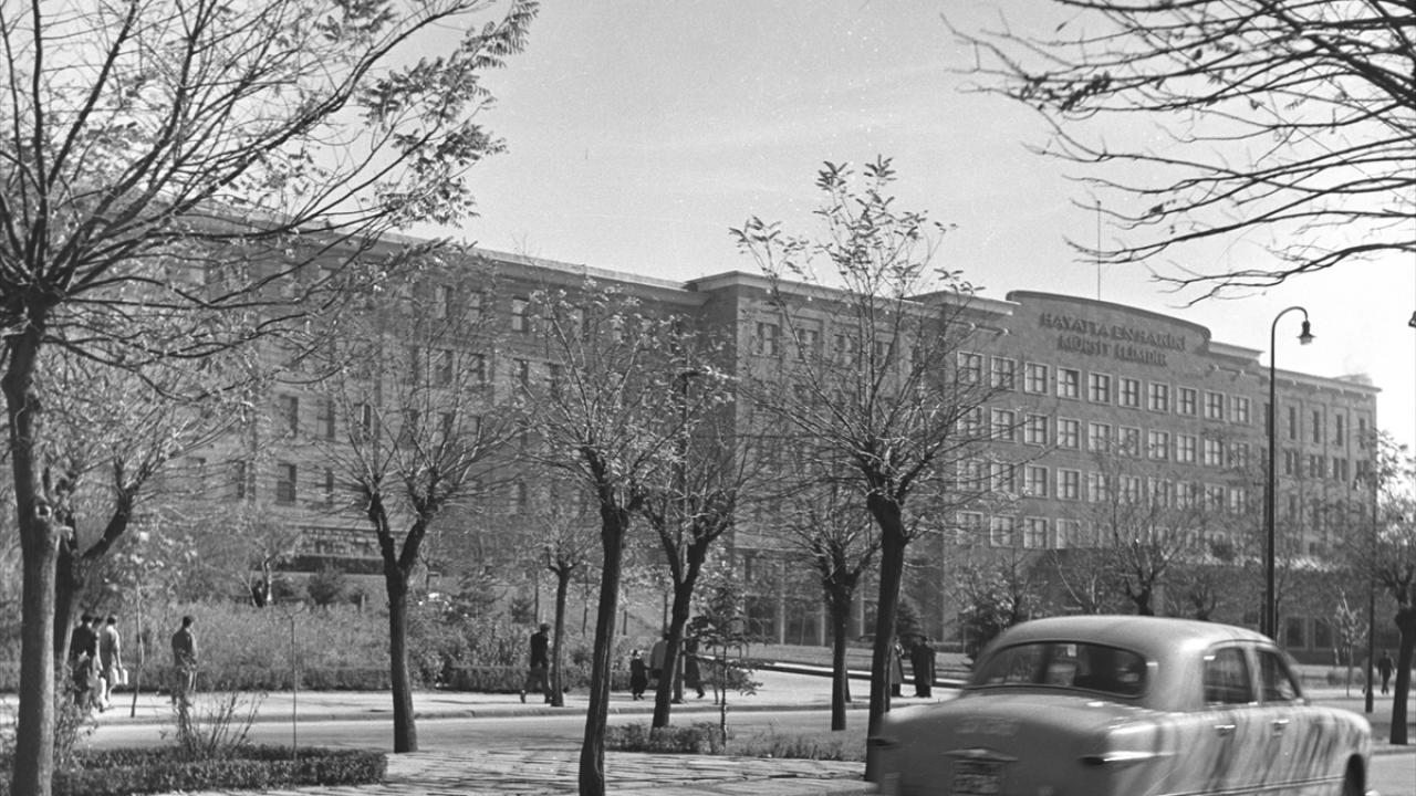 1945 yılında Ankara Üniversitesi Dil ve Tarih Coğrafya Fakülte binası. (Arşiv)