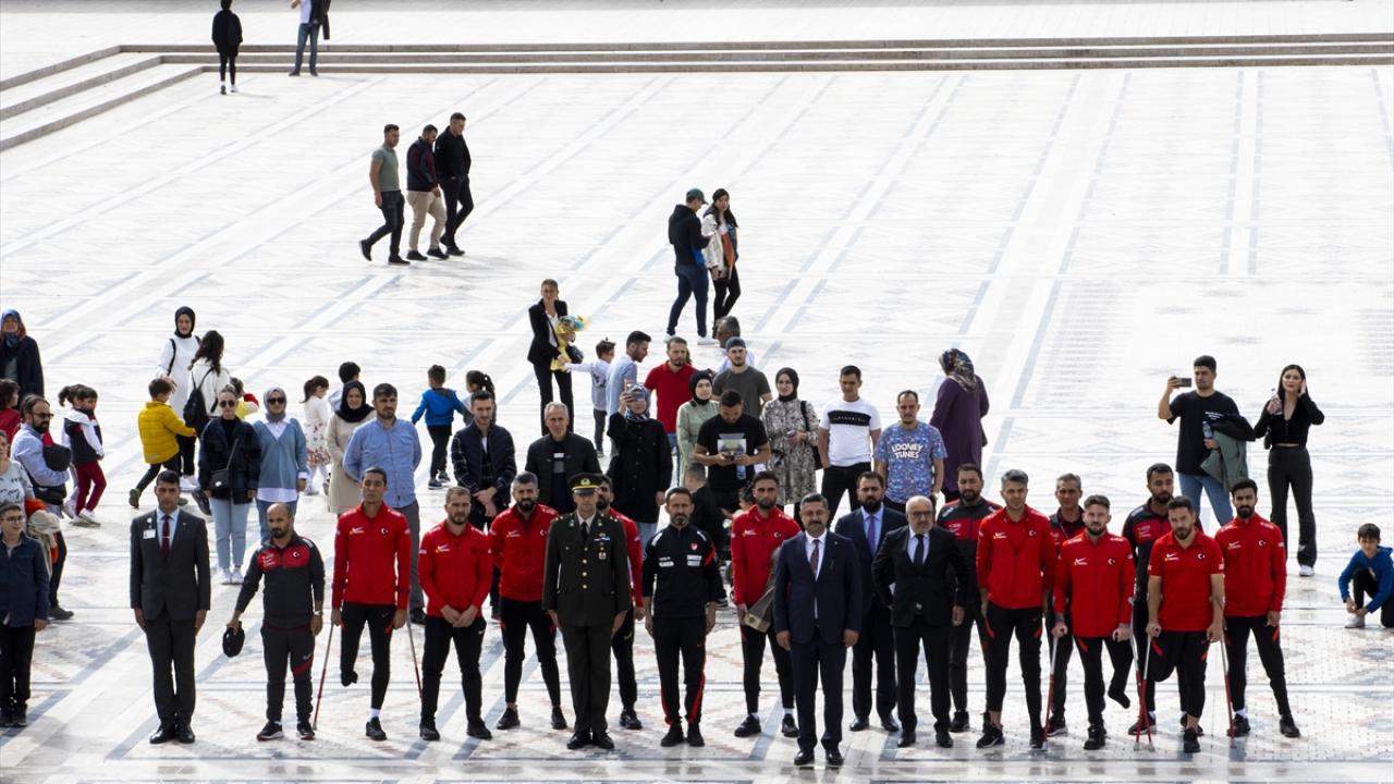 Dünya şampiyonu Ampute Futbol Milli Takımı Anıtkabir'i ziyaret etti