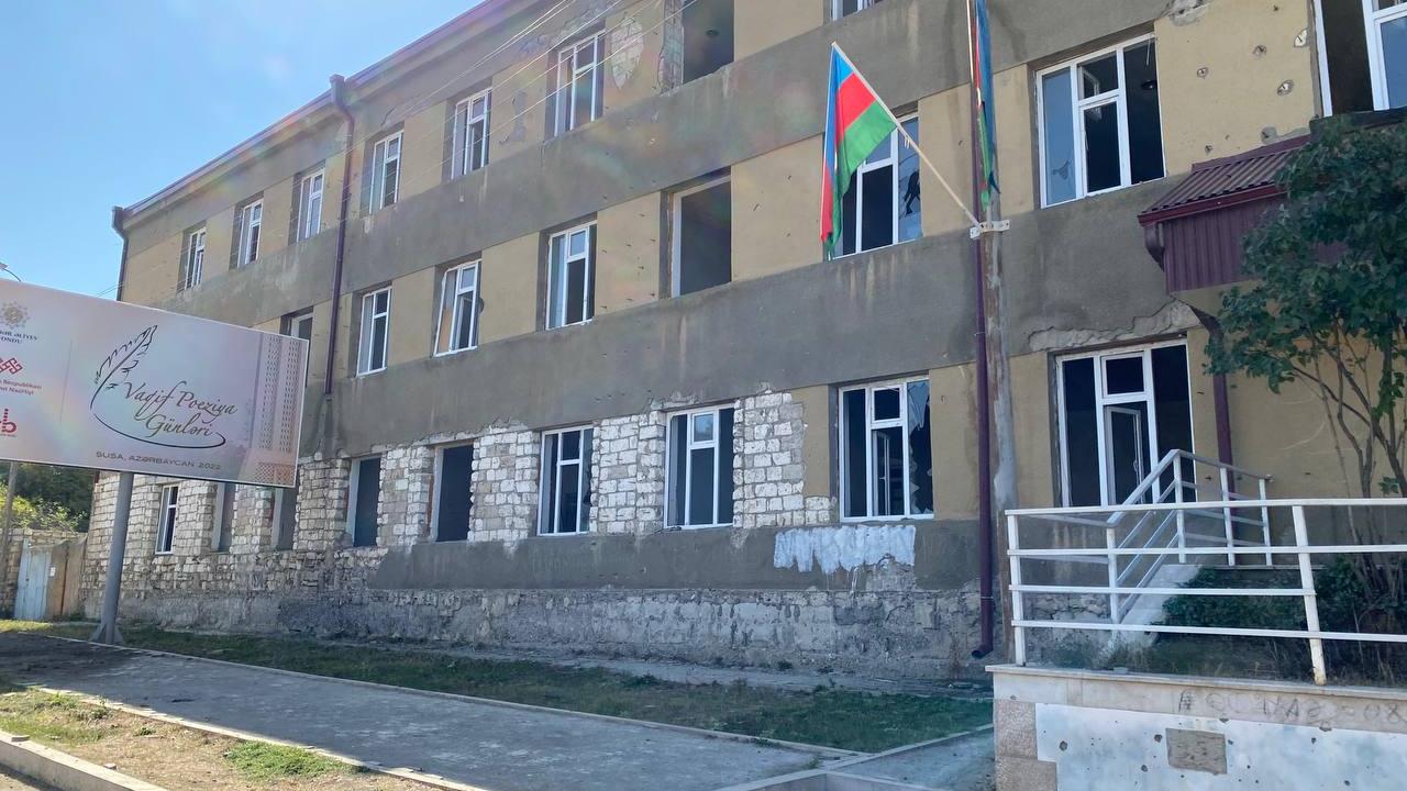 Bayrağın Gölgesinde