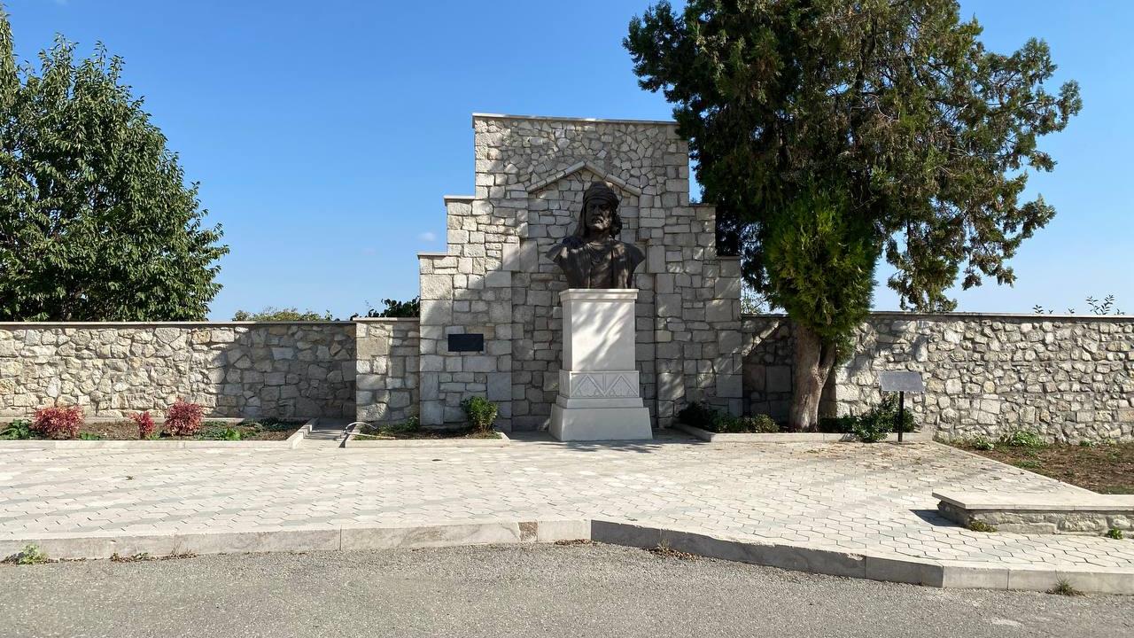 İçinde Anıtlar Var