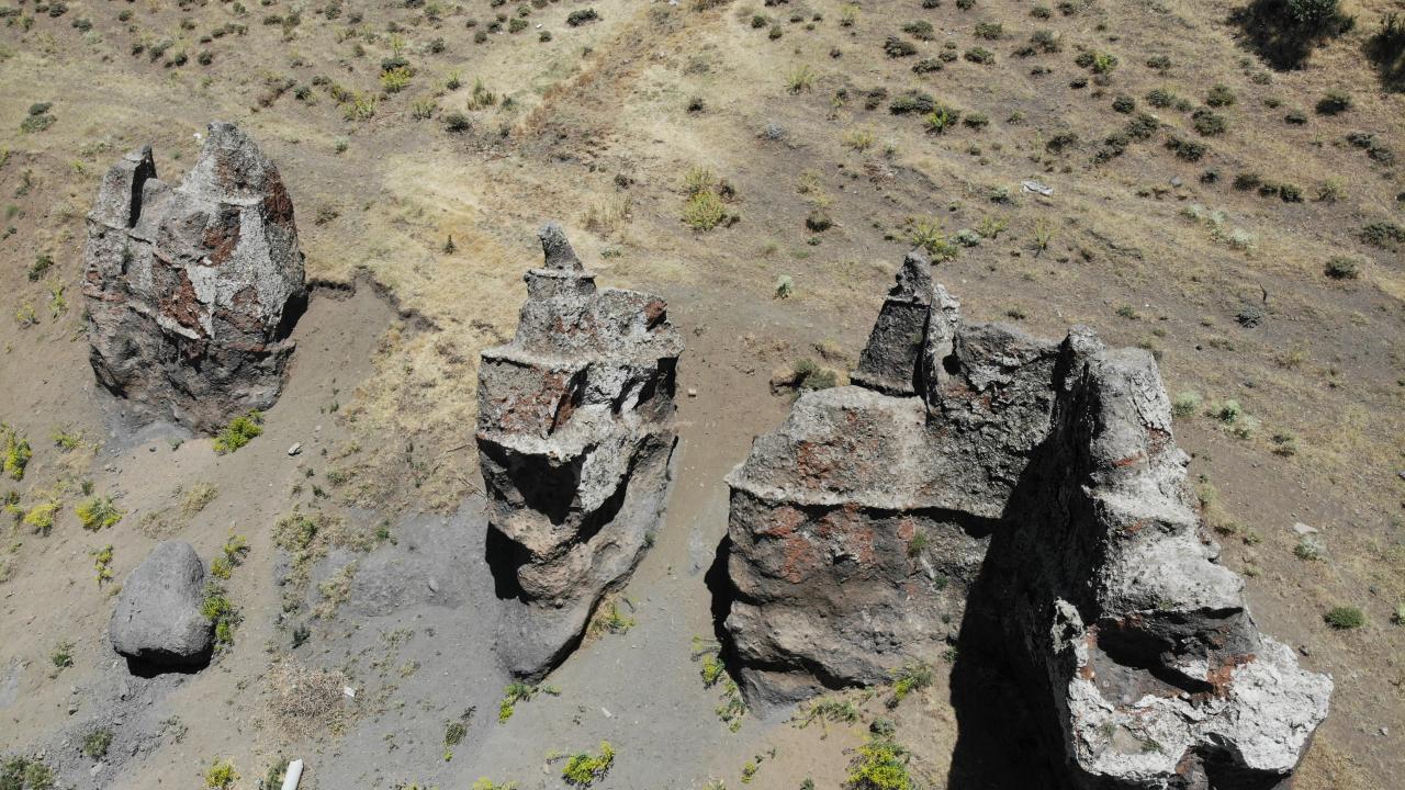 “Sit alanı ilan edildikten sonraki dönemde bu taşların bazıları kırılarak yol çalışmalarında kullanıldı”