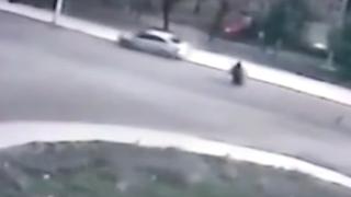 Savrulan otomobilin altında kalmaktan son anda kurtuldular