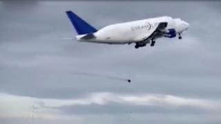 Kargo uçağının kalkış sırasında iniş takımı koptu