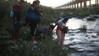 Venezuelalı göçmenler Rio Grande sınırını geçerek ABD'ye ulaşmaya çalışıyor