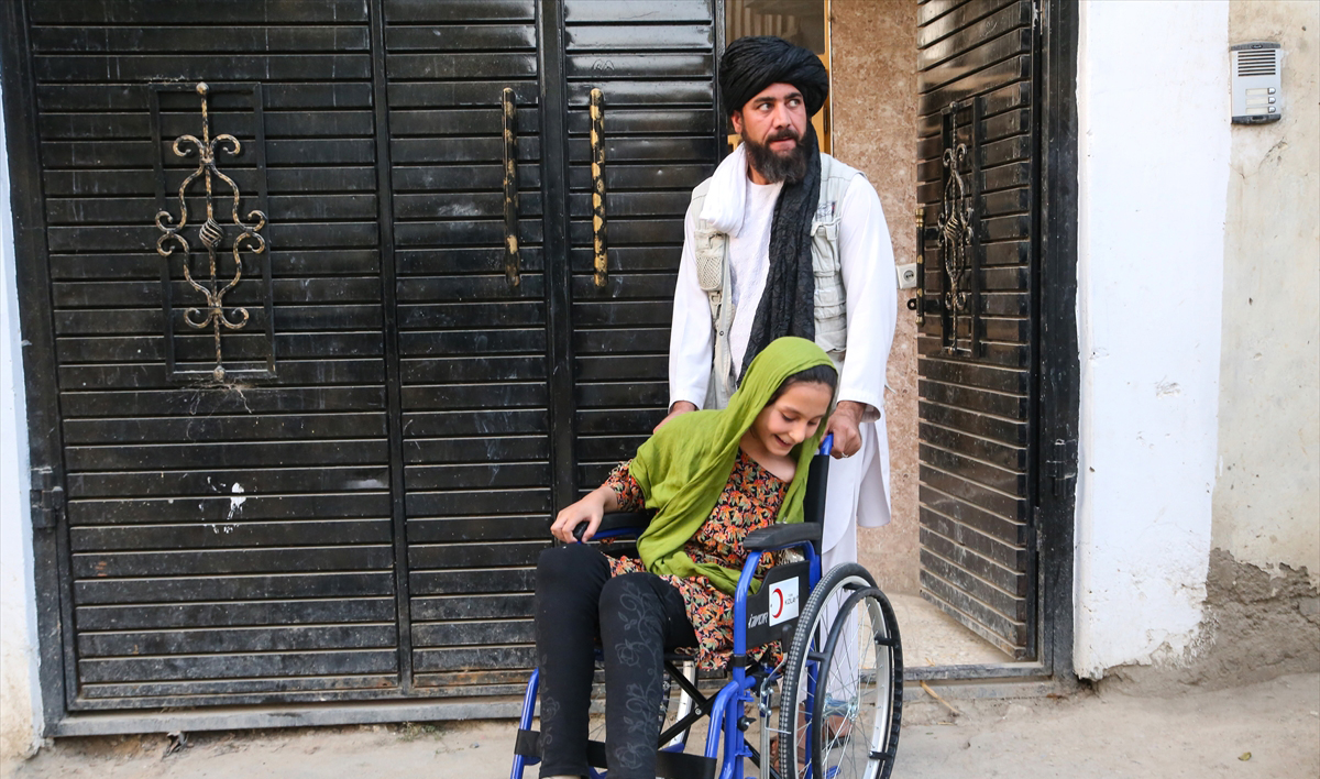 Hayatında ilk kez tekerlekli sandalye sahibi oldu