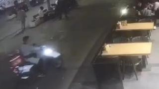 Acemi motosiklet sürücüsü ortalığı birbirine kattı: O anlar kamerada