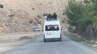 Minibüs üzerinde tehlikeli yolculuk