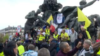 Fransa'da binlerce kişi sokağa döküldü