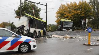 Hollanda'da tren otobüsü ikiye böldü