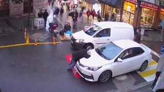 Duran otomobile çarpıp kendini yere attı