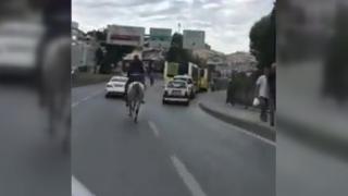 İstanbul'da bir kişi Atatürk Köprüsü'nden atla geçti