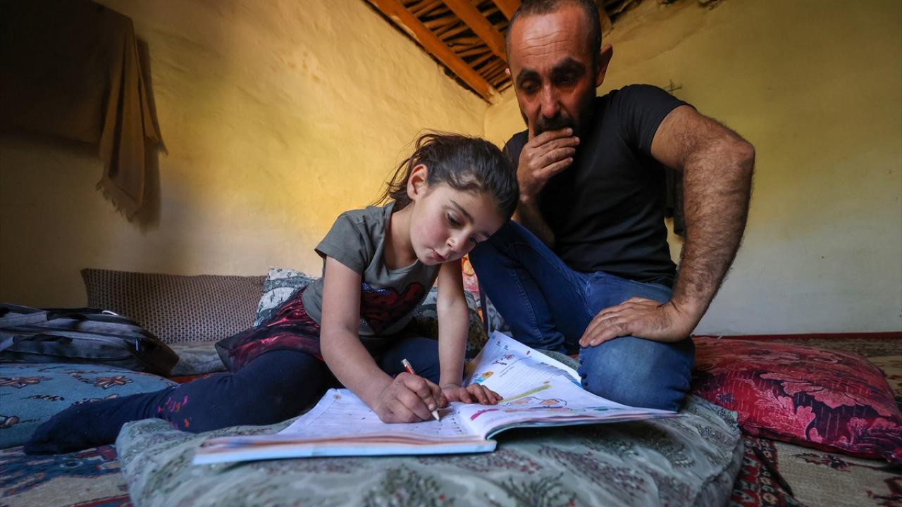 Öğrencisinin gözyaşlarına dayanamadı