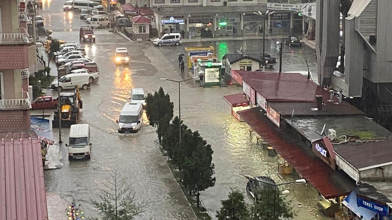 Hopa`da dere taştı