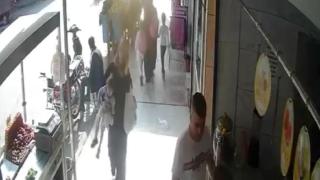 Küçük çocuk kamyonetin altında kalmaktan son anda kurtuldu