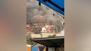 Endonezya'da cami kubbesi yangında çöktü