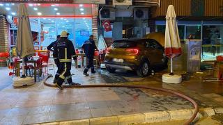 Fren yerine gaza bastı restoranlara daldı müşteriler yaralandı: O anlar kamerada