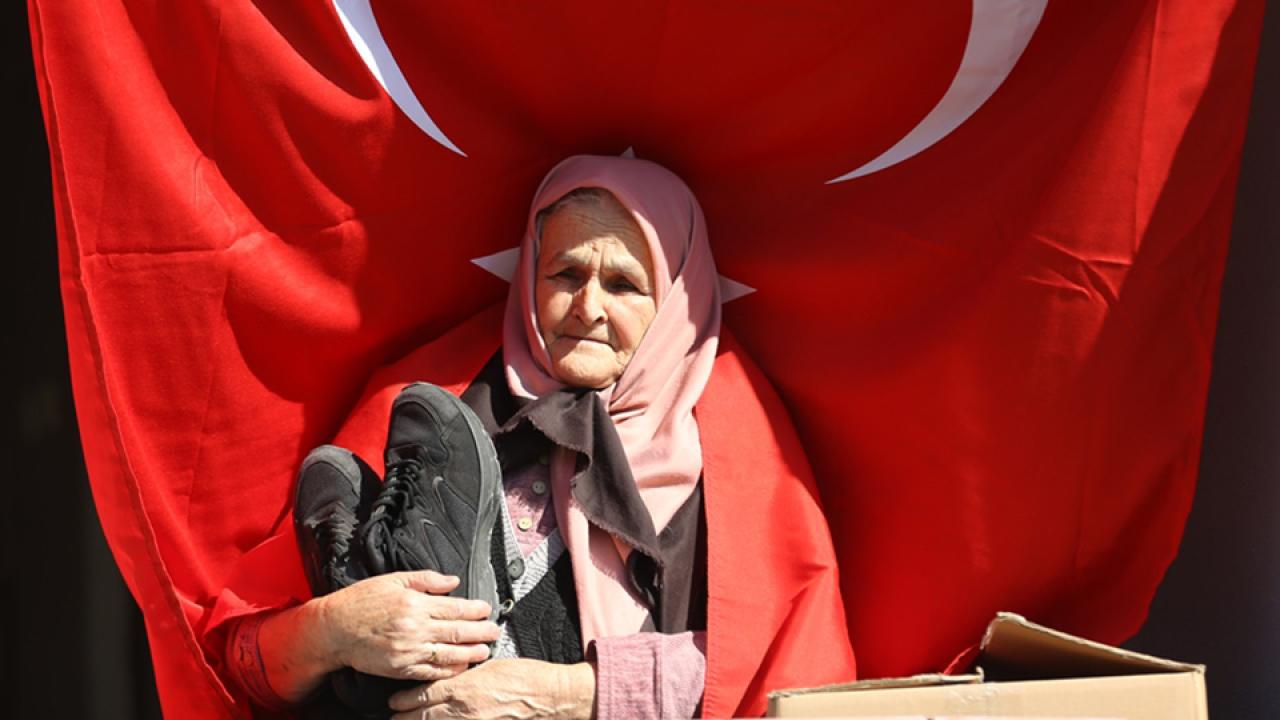 Maden kazasında kaybettiği oğlunun ayakkabılarını elinden bırakmıyor