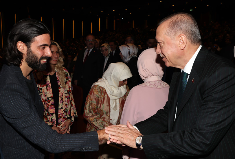 Gitarını Cumhurbaşkanı Erdoğan’a hediye etti