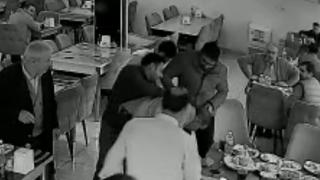 Nefes borusuna yiyecek kaçan müşteriyi Heimlich Manevrasıyla kurtardı