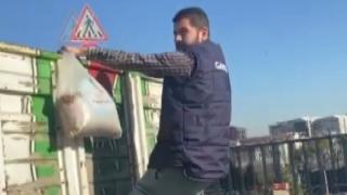 Kamyonet kasasına tutunarak tehlikeli yolculuk