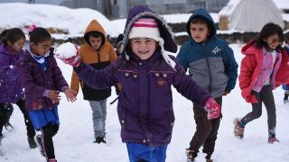 Kars beyaza büründü, öğrenciler keyifli anlar yaşadı