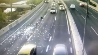 Hırsızlar paraları otoyola savurdu