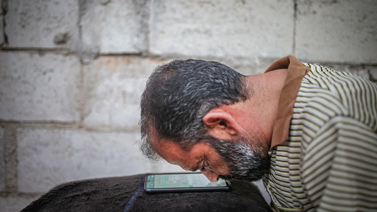 "Telefonu burnumla kullanıyorum"