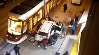 Motosiklet sürücüsünü kurtarmak için cipi kucaklayarak kaldırdılar