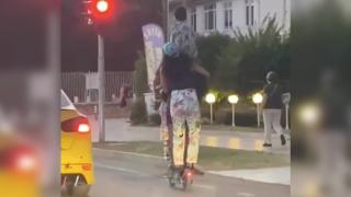 Biri omuzda 3'ü scooterda: Trafikte tehlikeli yolculuk kamerada