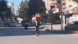 Bebekleriyle birlikte scootera binen çift kamerada