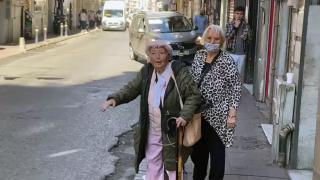 Taksiciler oksijen cihazına bağlı yaşlı kadını almadı