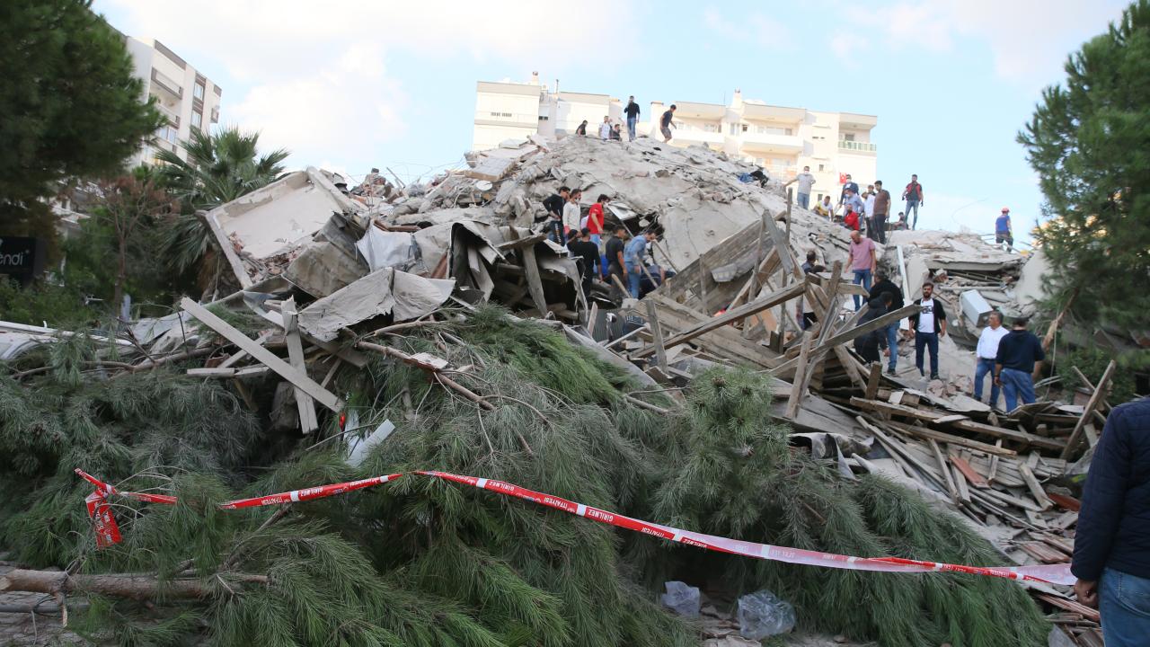 Bayraklı ve Bornova`da binalar yıkıldı, Seferihisar`ı dev dalgalar vurdu