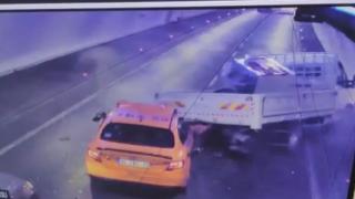 Avrasya Tüneli'nde taksi kamyonete çarptı: O anlar kamerada