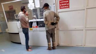 Hastaneye çamurlu ayakkabılarını çıkarıp girdiler