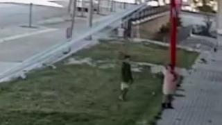 İki miniğin bayrak sevgisi: Sıkı sıkı sarıldılar