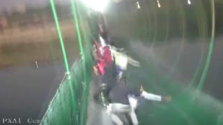 Hindistan'daki asma köprü böyle çöktü