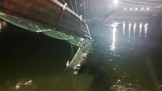 Hindistan'da köprü çöktü: Çok sayıda ölü ve yaralı var