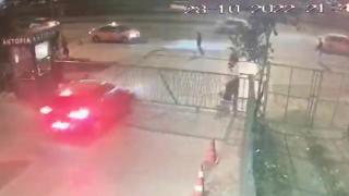 Çarptığı otopark kapısı 3 kişiyi yaraladı