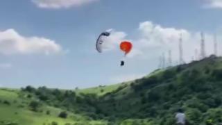 Yere çakılmaktan yedek paraşüt sayesinde kurtuldu