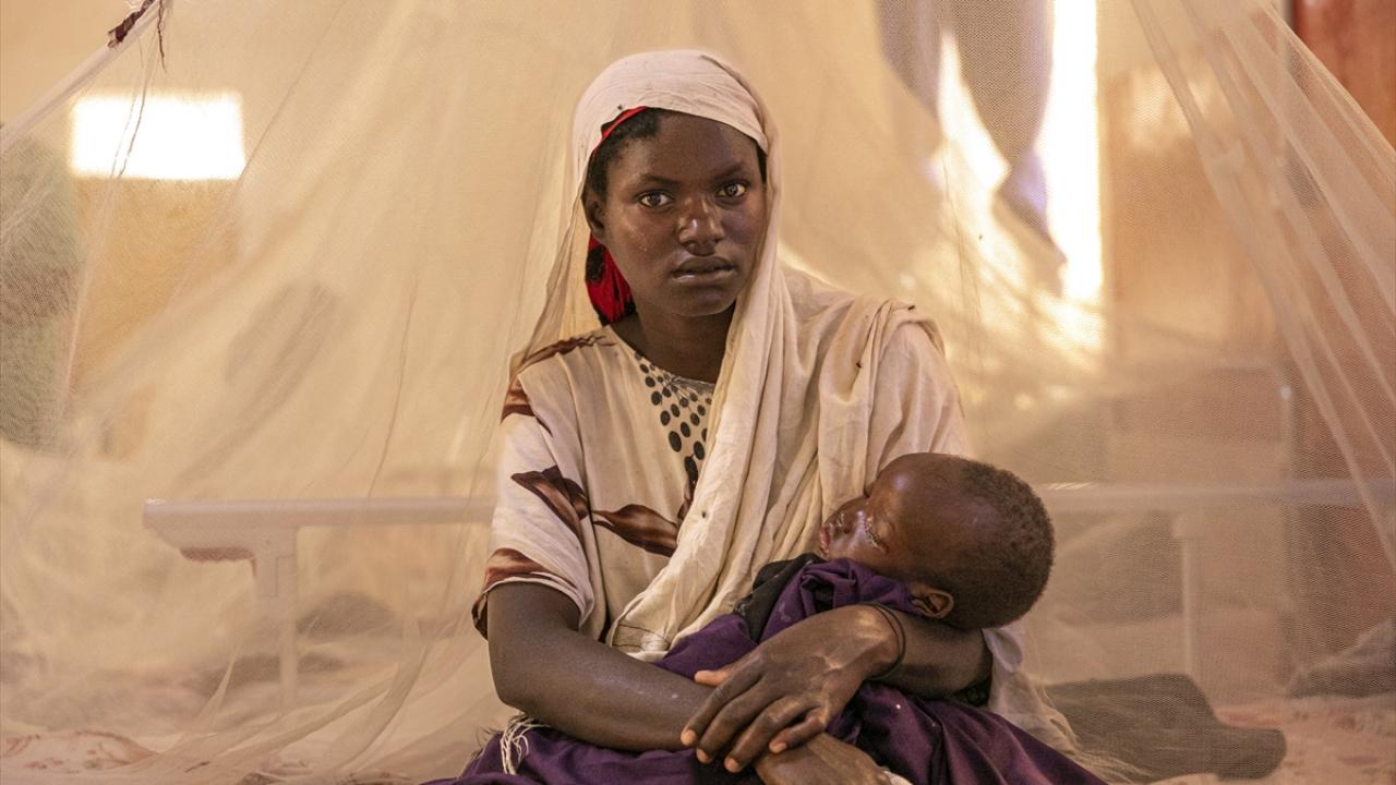 Hastaneye ulaşmak için kilometrelerce yürüyorlar
