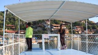 Kara yolu olmayan köydeki öğrenciler okula tekneyle gidiyor