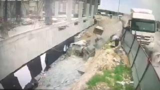 Hafriyat kamyonu inşaata daldı