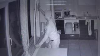 Hırsızlık için girdiği dükkanda iz bırakmamak için her yeri temizledi