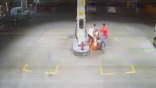 Akaryakıt istasyonunda alev alan motosiklet paniğe yol açtı