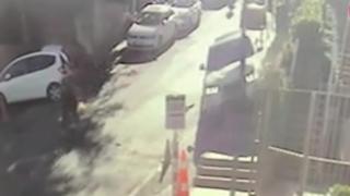 Park etmek için bindiği otomobil aniden hareket etti: Refleksi faciayı önledi