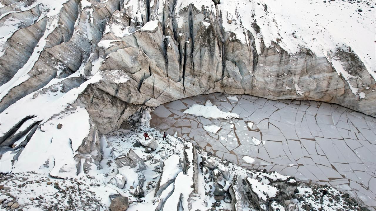 "Geçen sene çekim yaptığımız buzul mağarası şu anda yok"