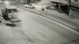 Motosiklet sürücüsü kazadan kıl payı kurtuldu: O anlar kamerada