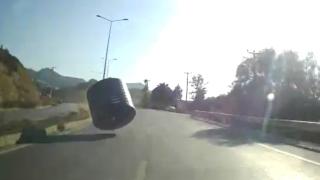 Kamyonetin kasasından yola fırlayan su tankından son anda kurtuldu